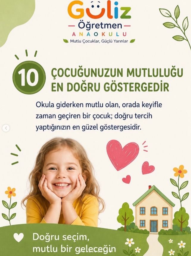 Anaokulunda mutlu gülümseyen çocuk